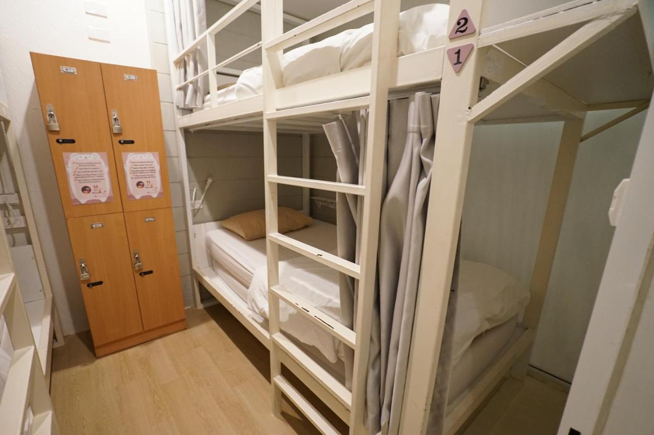 Rabbitat Hostel Bangkok Exterior photo